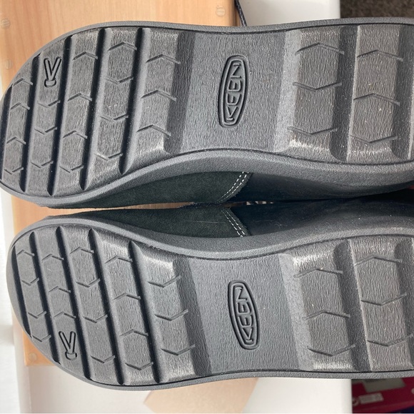 Vintage Keen, black leather and suede
barely worn! Size 9US 39.5 EU - Picture 5 of 7